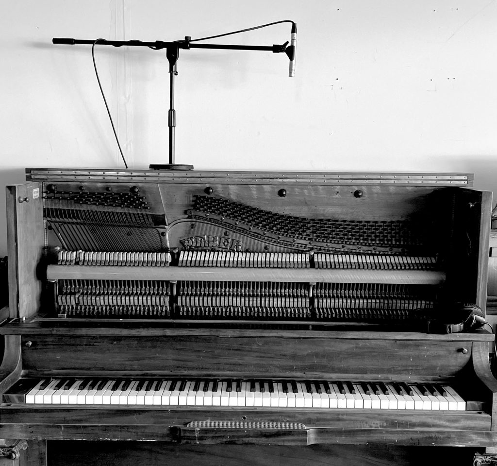 This image has an empty alt attribute; its file name is bw-piano-1024x959.jpg